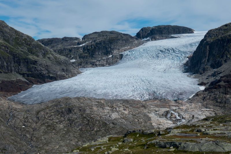 Rembesdalskåka, a south western outlet glacier from Hardangerjøkulen in Vestland, on 26th August 2020. The mass balance has been measured continously since 1963. Length changes have been measured in periods since 1917. Jøkulhlaups occur annually since 2014 from Demmevatnet located in the hidden valley to left from the middle of the picture. Photo Mark Reysoo.