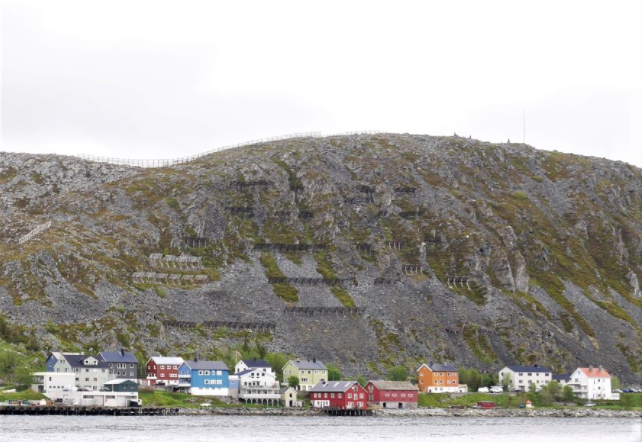 Skredsikring i Kjøllefjord over bebyggelse, Lebesby kommune (foto: Odd-Arne Mikkelsen, NVE).