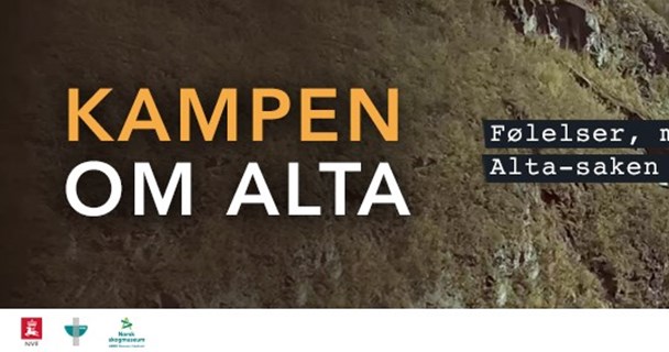 Banner utstilling "Kampen om Alta". Bilde av alta-dammen ovenfra.
