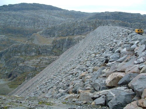 På toppen av fyllingsdammen