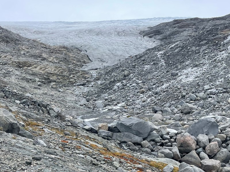 Fronten til Bøverbrean på Sognefjellet har smelta tilbake 35 meter i år og 164 meter i løpet av dei siste 10 åra. Foto: Hallgeir Elvehøy/NVE.