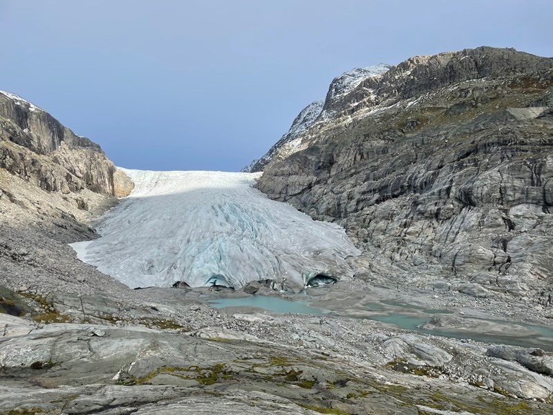 Haugabreen i Sunnfjord er ein sørleg utløpar frå Myklebustbreen. Brefronten har smelta tilbake 35 meter i år og 124 meter sidan målingane starta i 2013. Foto: Hallgeir Elvehøy/NVE.