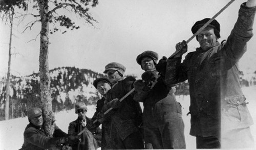 Arbeidslag fra 1927 er i ferd å stramme bardunene