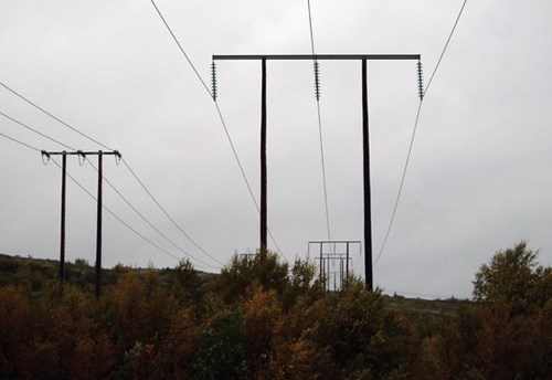 Ledningen går gjennom et område preget av skog og små koller